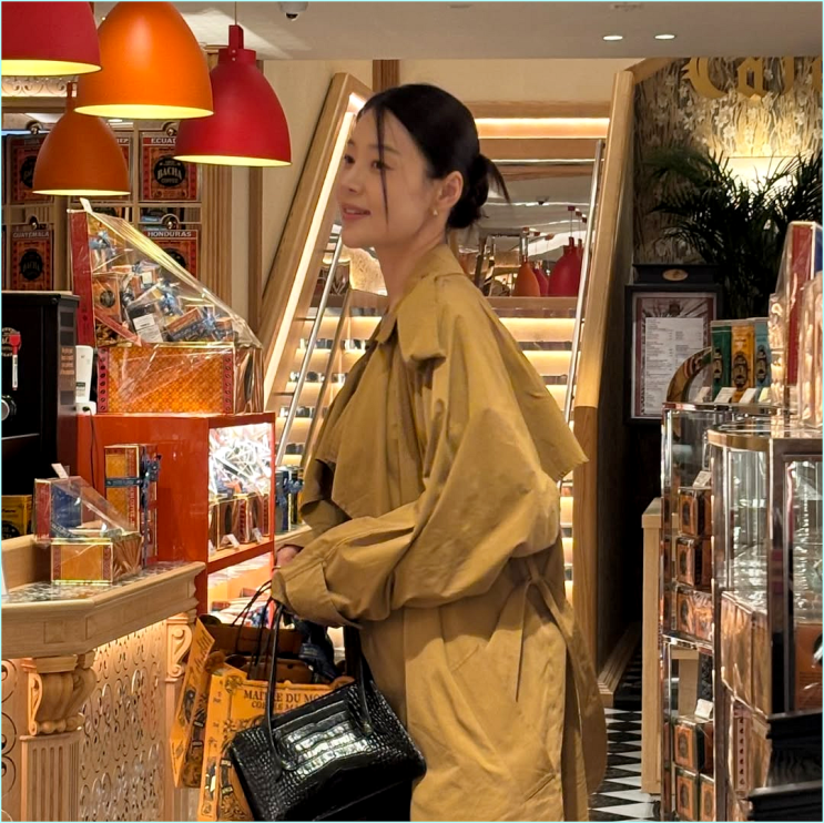  화려한 청담 핫플 압도한 한지혜 올드머니룩 코디 (바샤커피)