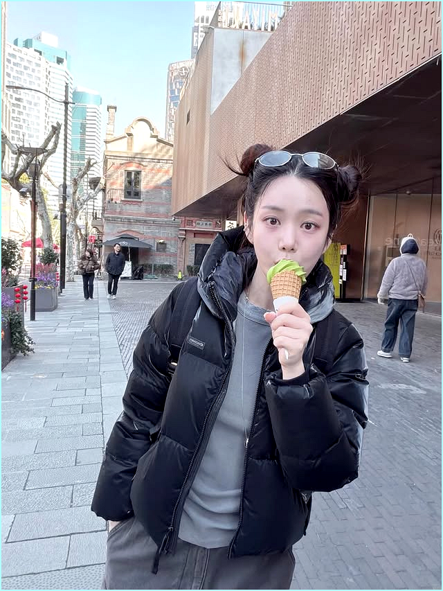  30대 중반 맞나요? 상하이 뒤집은 이유비 디스커버리 숏패딩 스트릿룩 (하비 체형 커버 공식)