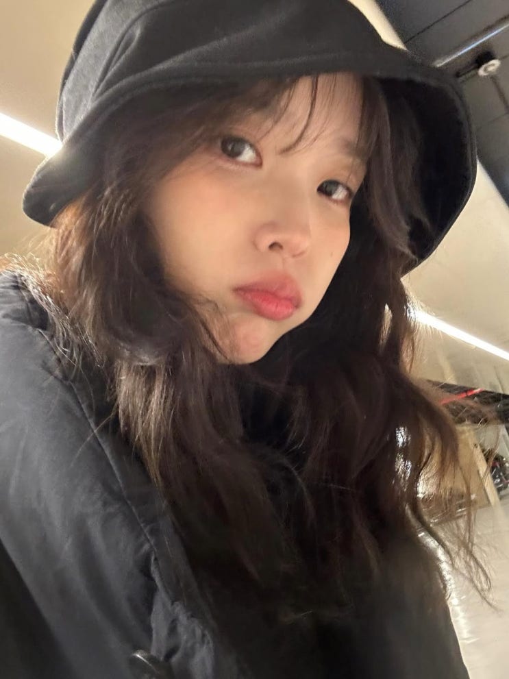  일상 속에서도 빛나는 다채로운 스타일링과 함께한 아이유 34세 민낯 미모 공개