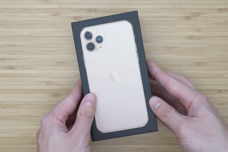 아이폰11 PRO 골드 스페이스그레이 및 256GB 기본 충전기 동봉 여부