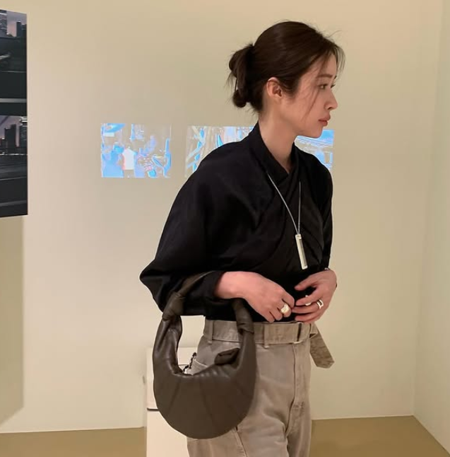  샤넬 대신 '289만원'짜리 빵 가방? 제니 고윤정도 르메르 크루아상백에 빠진 이유