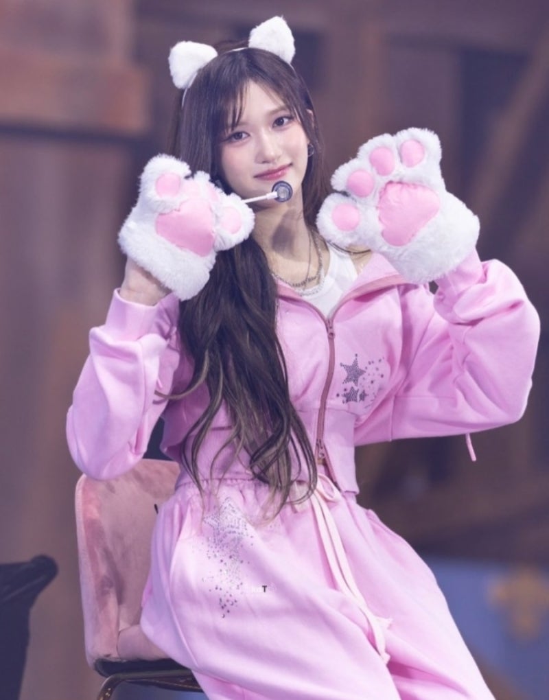 IVE Leeseo's Style and Outfits: From Instagram Selfies to Public Appearances