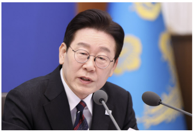 이 대통령 “부동산서 증시로 돈줄기 흘러가는 현상 <b>고무적</b>”