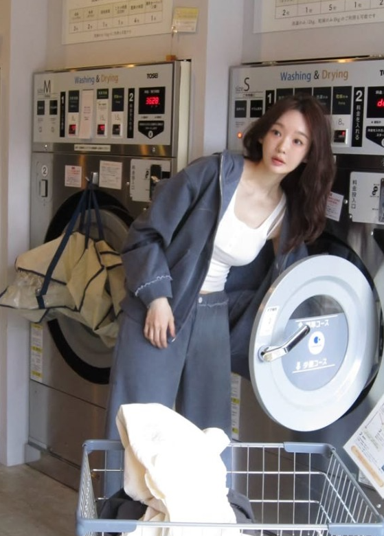 강민경, 골반 라인 셋업 착용했더니 "알고 보니 자사 브랜드"…품절 대란 예고