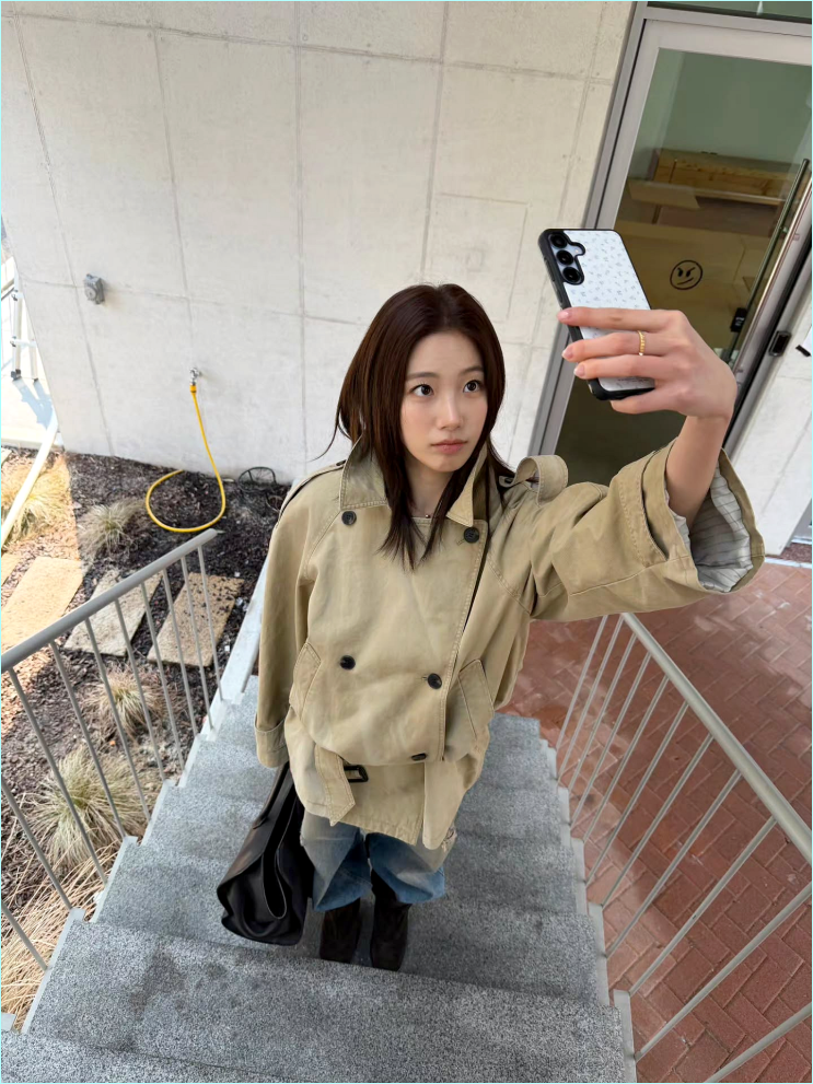  2월 여친룩 정석! 르세라핌 카즈하의 시크한 트렌치코트 & 롱부츠 코디 공식