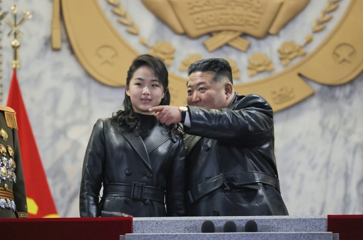  "ICBM이 사라졌다? 북한 '무기 없는 열병식'의 충격적 이유와 김주애 후계 시그널 총정리"