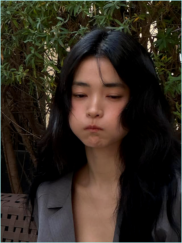  이게 30대 맞아? 프라다 화보 찢은 김태리의 500만 원대 갤러리아 미니백 코디법