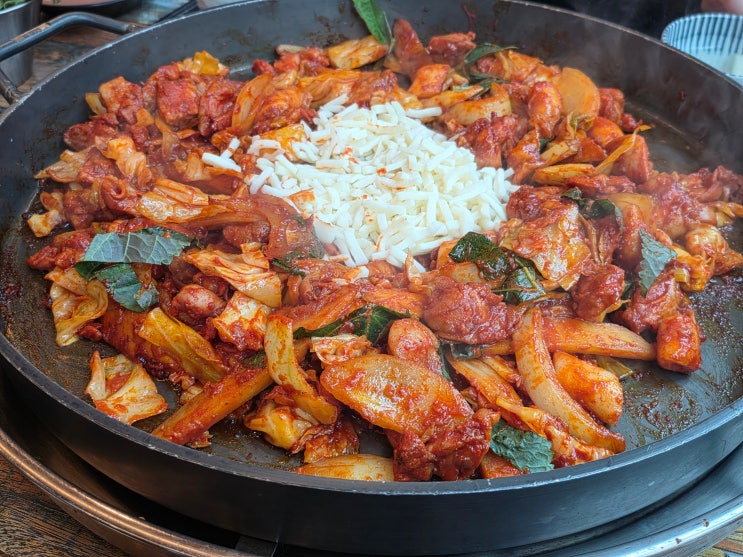  광교 닭갈비 맛집  정통춘천닭갈비 수원광교점 치즈 추가는 무조건!