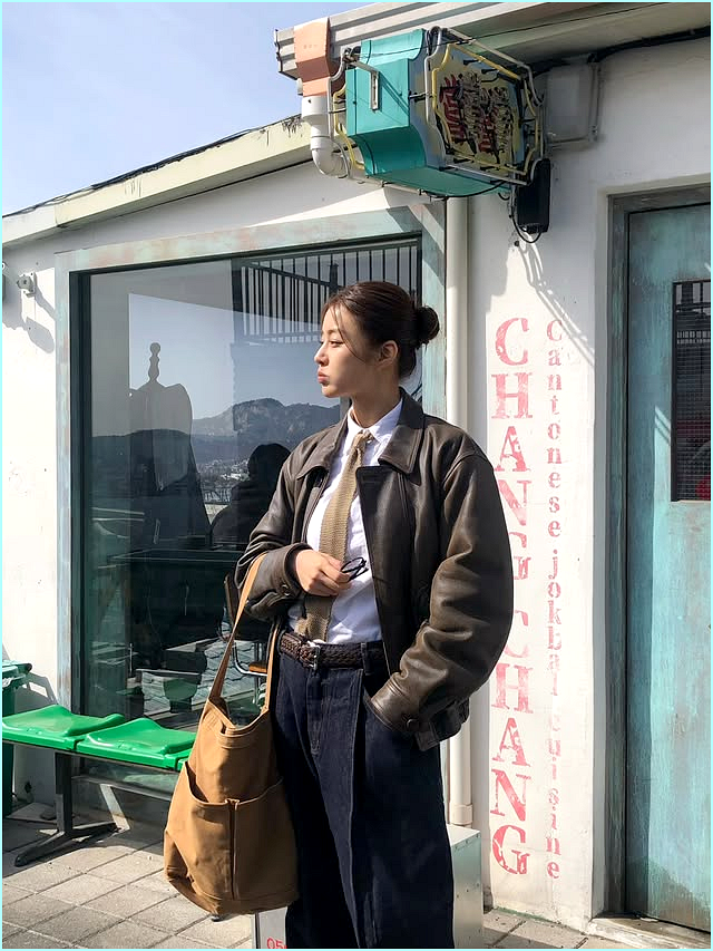  강소라의 3040 빈티지 레더 자켓 & 넥타이 코디 공식