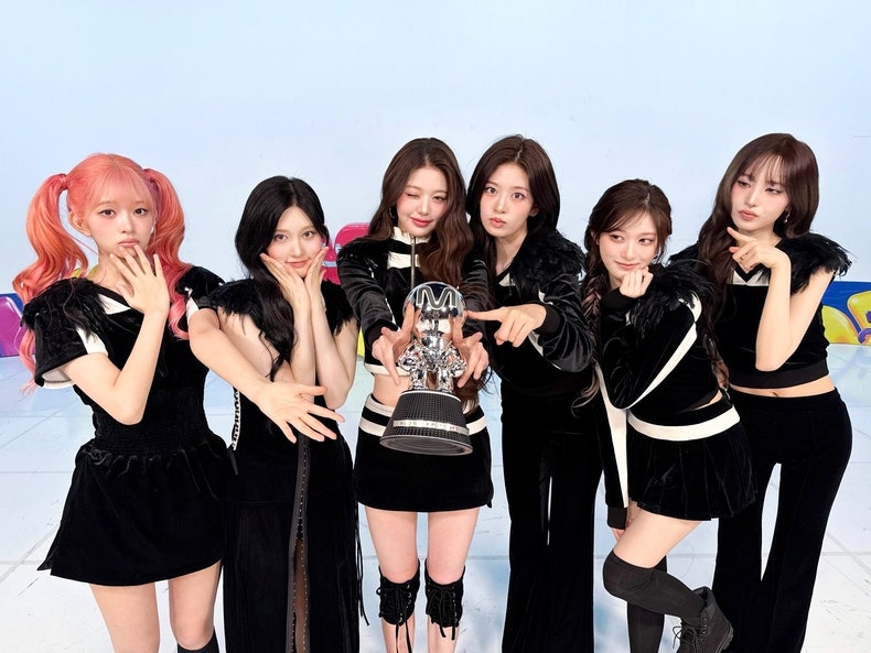 "Topping Charts Immediately Upon Comeback"... IVE Reports First Music Show Win of 2026 with 'Bang Bang'