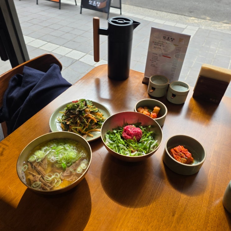 점심 먹기 좋은 홍대 맛집, 도온정 | 곰탕부터 육회 비빔밥까지 홍대입구역 밥집