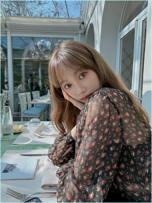  "모델 기럭지 어디 안 가네" 이성경, 26년 봄 기선제압하는 시스루+카고 믹스매치 룩
