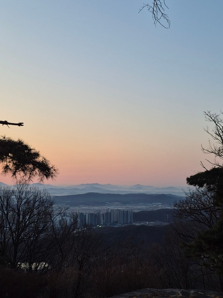  설봉산(칼바위)에서 본 효향산의  붉은 기운 (20260228)