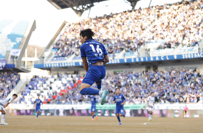  수원 삼성, 개막전 2-1 역전승… K리그2 최다 24,071명 신기록