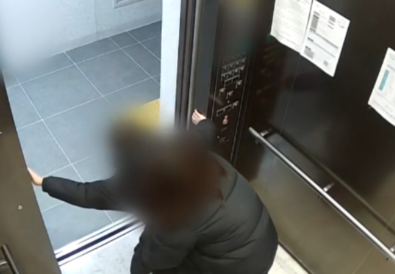   초등생 집까지 따라가 추행한 여성, 엘리베이터 CCTV 속 충격적 진실