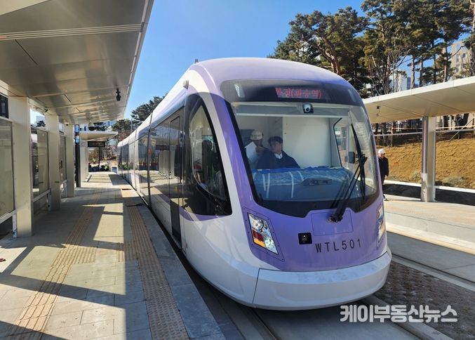 <b>오세훈</b> 서울시장, 12월 개통 '위례선 트램' <b>현장</b><b>점검</b>... 