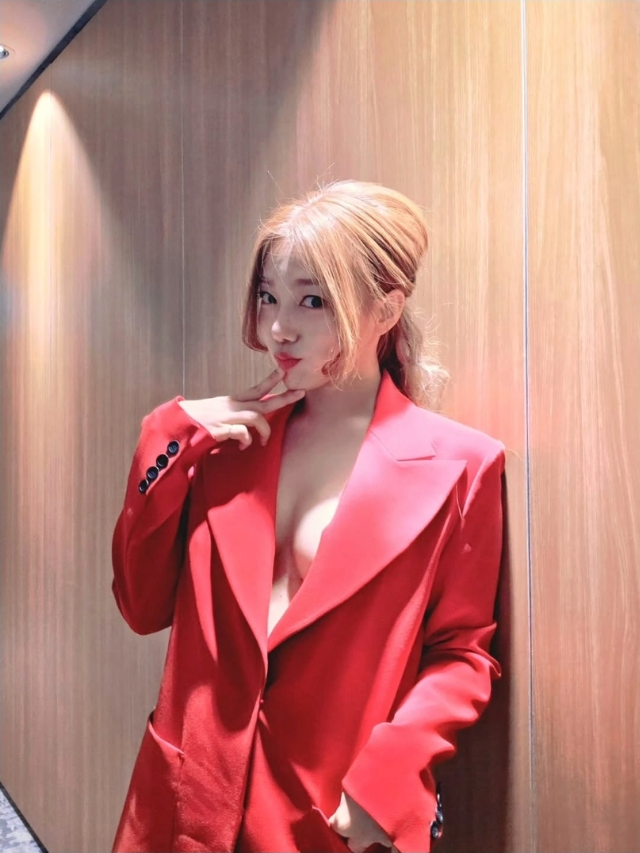  “39세 이채영, 속옷 없이 레드 재킷?” 파격 스타일 화제  안혜경 “단속해야” 농담까지