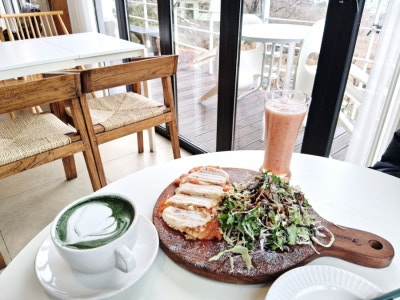 초록뷰에 쑥라떼 한 모금 진해 브런치 카페 모아 다녀왔어요