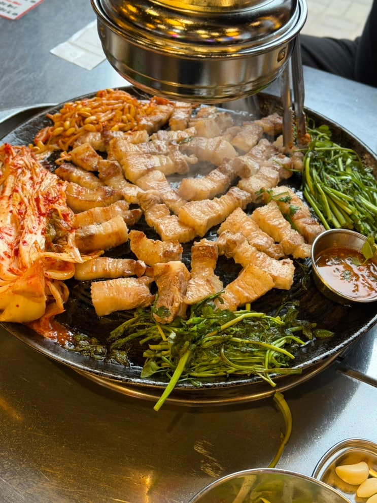  탕정 지중해마을 할매솥뚜껑삼겹살 흑돼지 숙성 삼겹살 미나리 김치 맛집