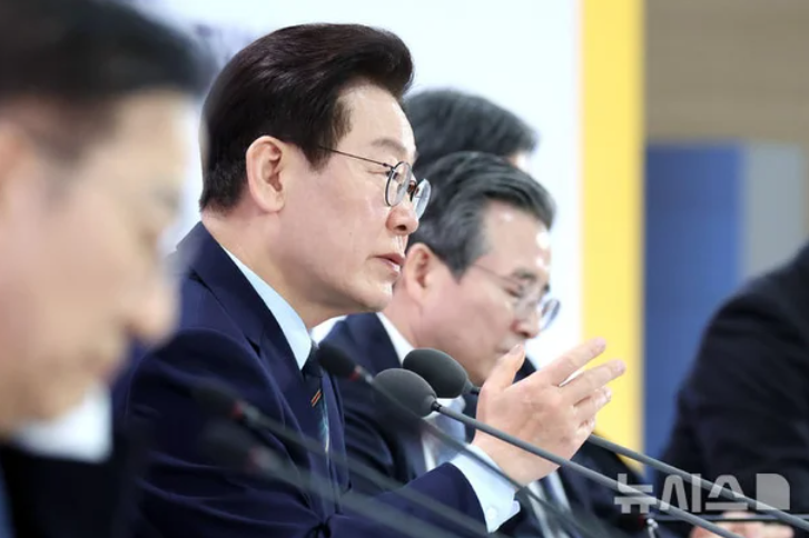 ‘<b>李</b> <b>아파트 매각</b>’ 공방…정책 신호인가, 정치 이벤트인가