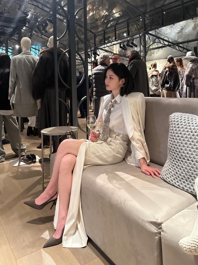 단발로 미모 레벨업…김유정, 트임 스커트로 완성한 치명적 분위기