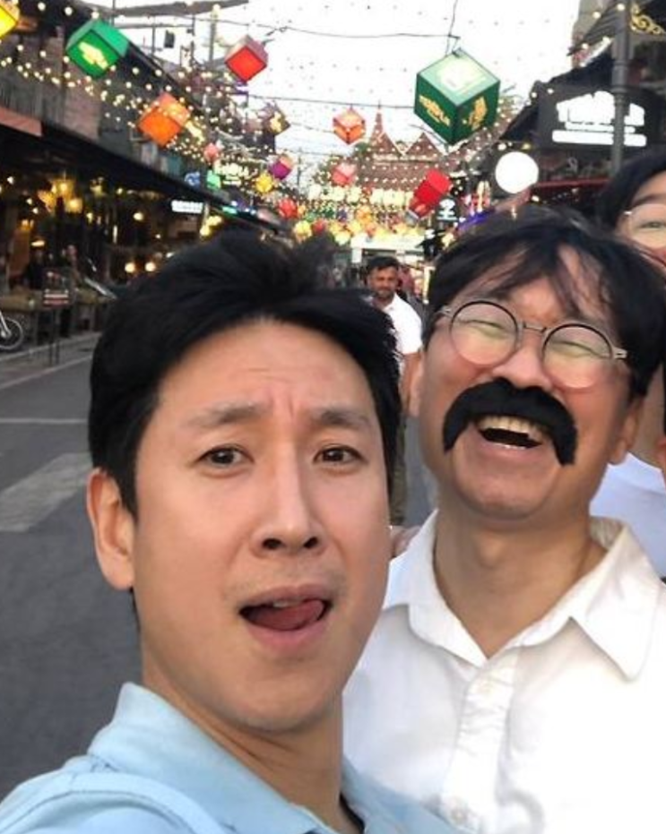   왕과 사는 남자 엔딩 크레딧 속 그 이름... 故 이선균과 장항준의 뭉클한 우정