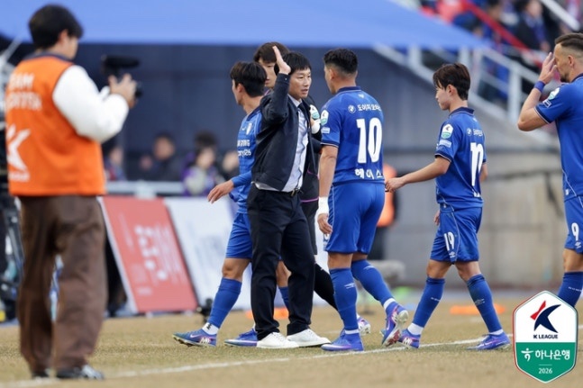  수원삼성 이정효 감독 데뷔전 승리로 출발 K리그2 적응완료