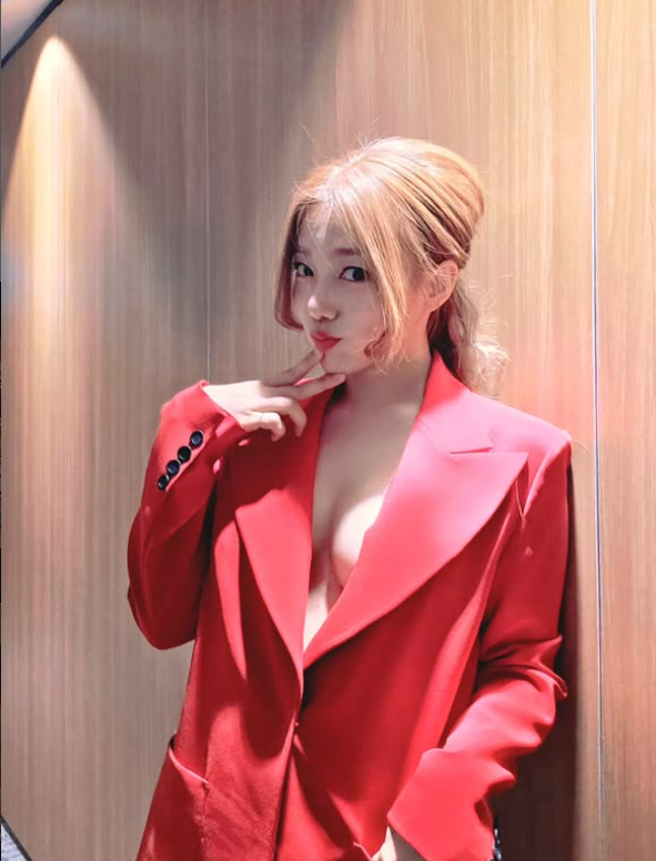 이게 39세라니? 배우 이채영 인스타 '노브라 레드 재킷 자태'와 반전 감독 데뷔 근황