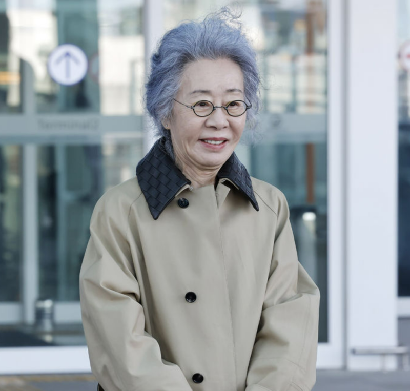 “이게 바로 품격이다” 윤여정 보테가 트렌치코트 공항패션