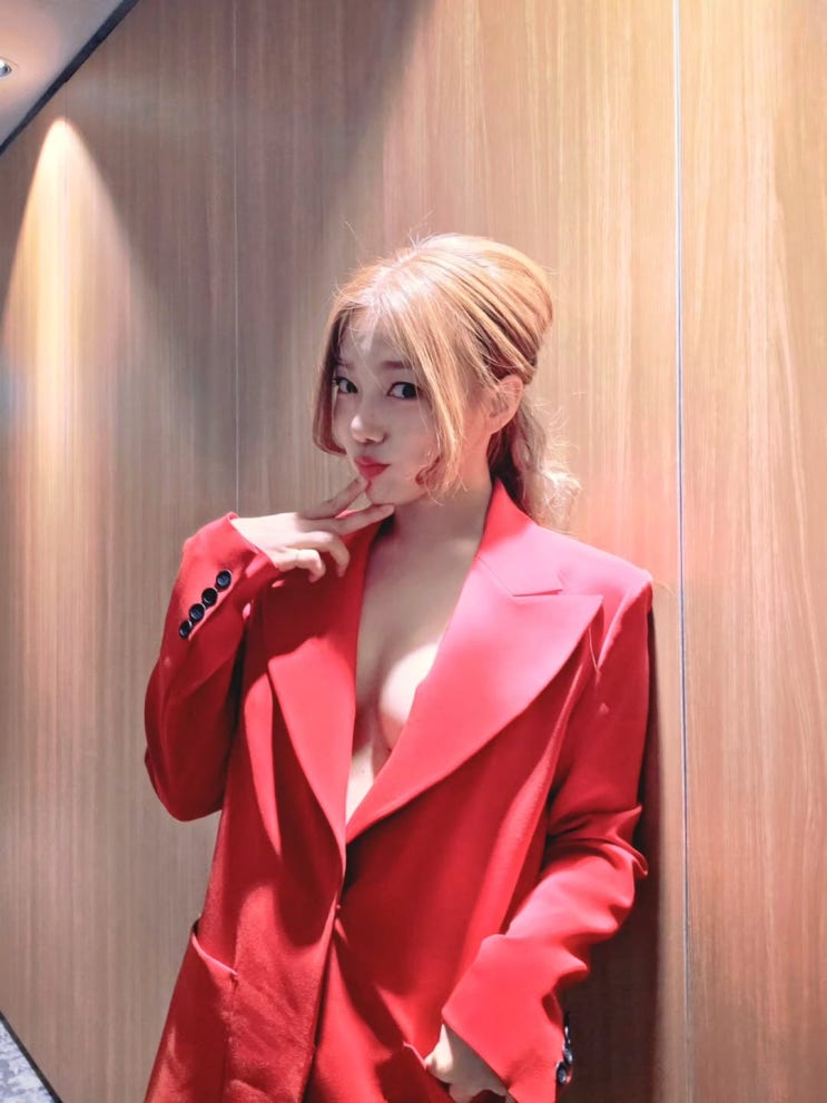  '39세' 이채영, 속옷 없이 레드 재킷만? 원컷으로 압도적인 카리스마 증명