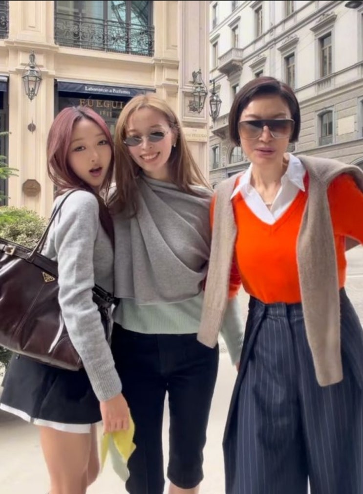  변정수 밀라노 세 모녀 샷 공개! 자매 같은 두 딸과 붕어빵 비주얼?!