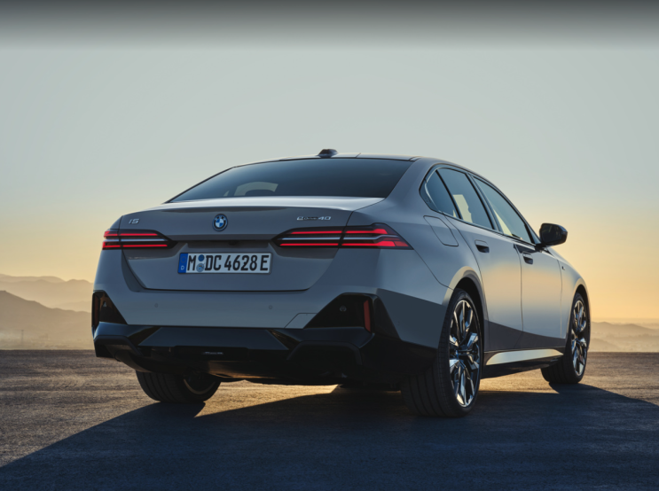  아빠들이 결국 돌아선 차, 2026 BMW i5 왜 최고라 할까?