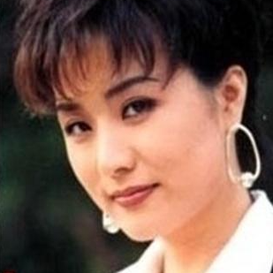  “비키니 몸매 실화야?”... 56세 톱스타, 갈비뼈 드러난 ‘전신 탄력’ 비결은?