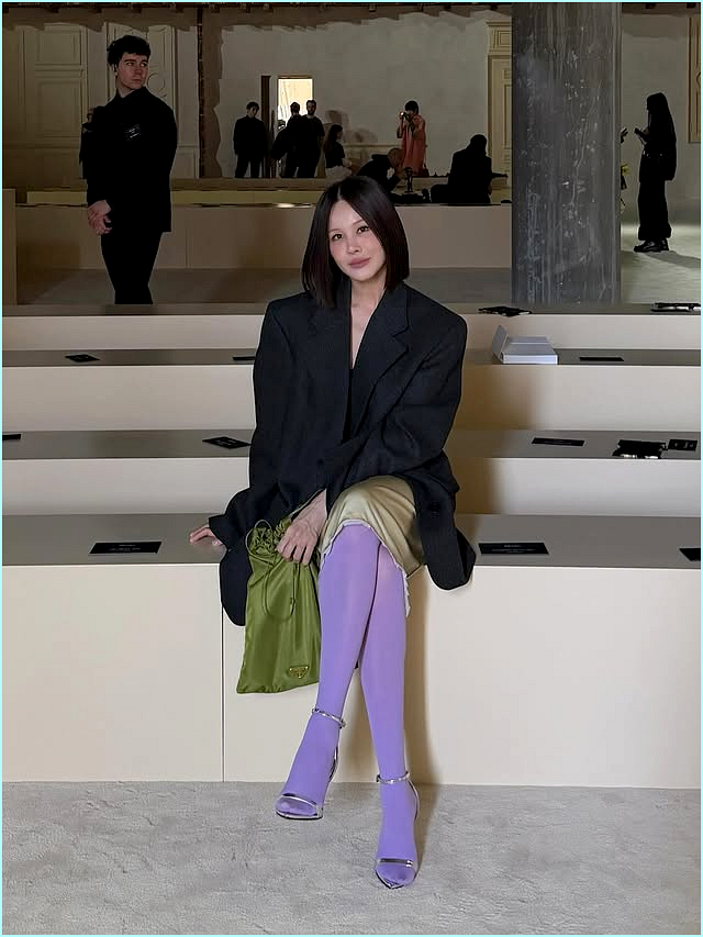  프라다 쇼장 뒤집은 아이비의 파격 컬러 매치! 보라색 스타킹 & 라임 백 코디 공식
