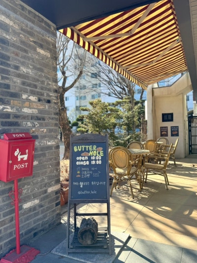 진주베이커리카페 / 버터홀 ( 진주1티어 소금빵 전문점 소금빵맛집인정 야외테라스 인테리어 까지 완벽 )