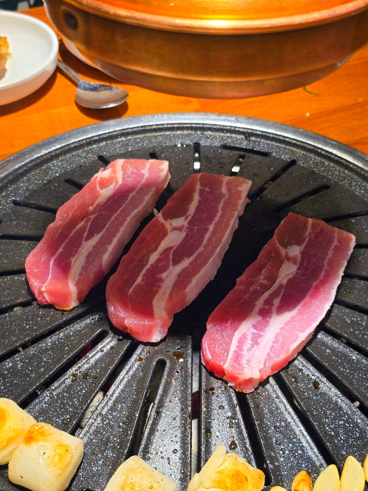  서울 왕십리 맛집! 가격 대박, 깔끔한 무한리필 고깃집 - 고기싸롱 왕십리점