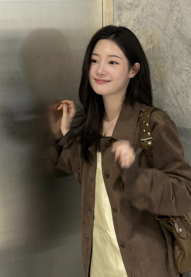  [셀럽 패션] 정채연 인스타 패션 간절기 스웨이드 점퍼 어디 거?