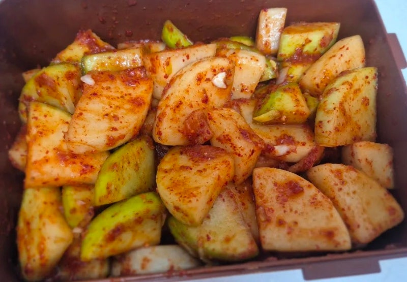 초간단 사이다 섞박지 레시피 (무 1kg 반달 썰기)｜익지 않아도 바로 맛있는 무김치 만드는 법....