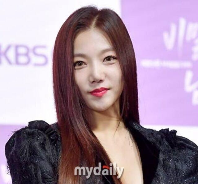 이채영, 영화감독 데뷔! 성훈 등 출연 '벙커' 대본 리딩 현장 공개
