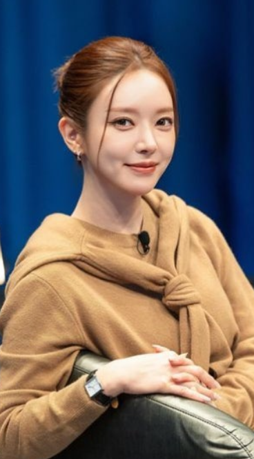   AOA 초아 지상파 컴백! 3년 만에 '지적인 잡담'으로 돌아온 여신의 미모