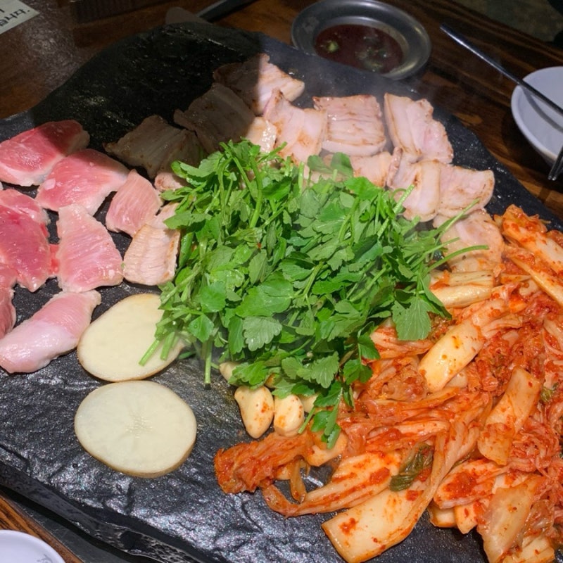 구리 돌다리 회식장소 추천 고기 맛집 :: 돌판 삼겹살 석암생소금구이 구리점