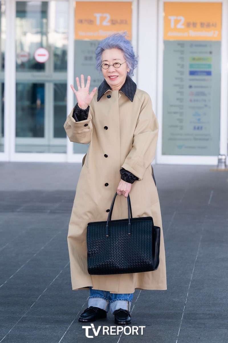 세계에서 가장 멋진 80세 여배우 윤여정의 보테가베네타 공항패션!
