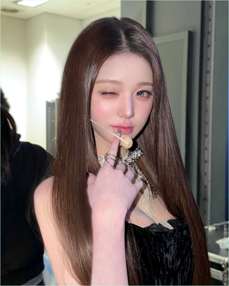 "장원영 폼 미쳤다!" 난리 난 다크 코케트룩 블랙 코르셋 코디 & 리본 초커 분석