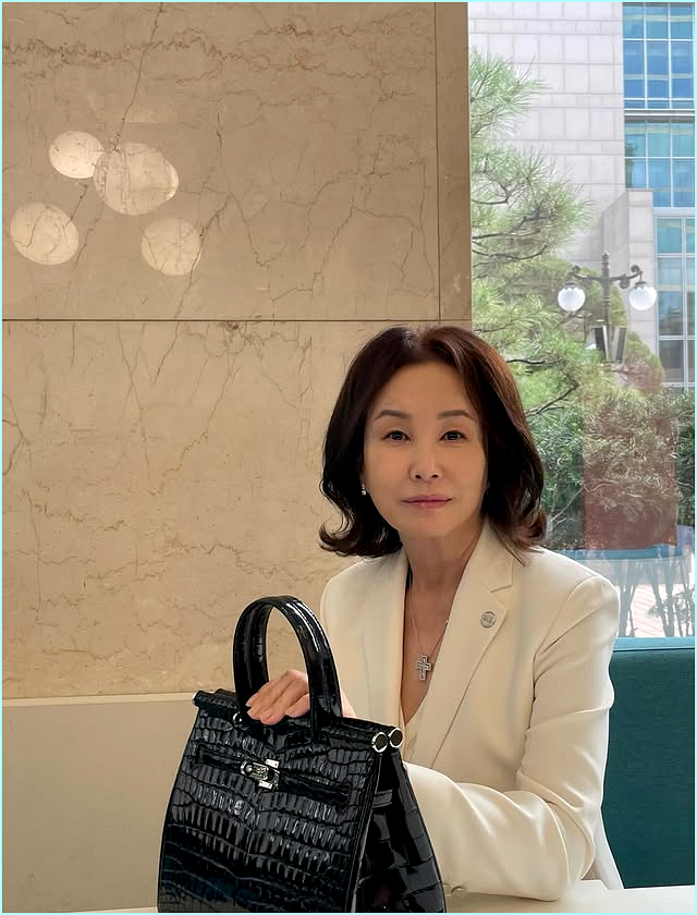  "진짜 재벌 총수 아닌가요" 김미숙 최근 포착, 5060 가을 상견례 휩쓸 중년배우 고급스러운 코디