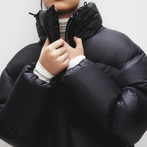  H&M 오버핏 숏패딩, 하이넥으로 완성하는 겨울 실루엣