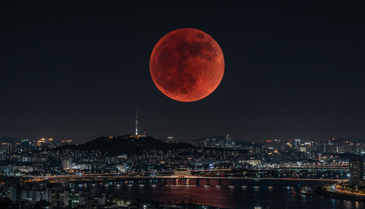  오늘 밤 '블러드문' 뜬다! 36년 만의 우주쇼, 놓치면 평생 후회할 관측 꿀팁 총정리