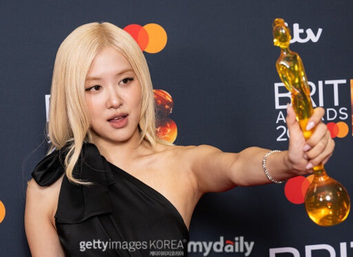   블랙핑크 로제, 헤어 스태프 위해 비즈니스석 쏜 사연 "재벌도 힘든 배려"