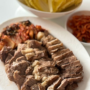 돼지고기 앞다리살과 쌍화탕으로 만든 보쌈 레시피 (+마늘소스를 곁들인)