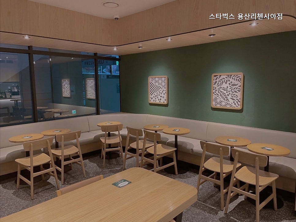 스타벅스 용산리첸시아점 사진 3