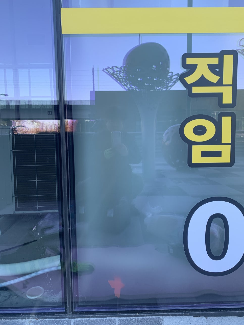 파주유리타공업체 신축상가건물 에어컨 배관 구멍을 위한 작업현장